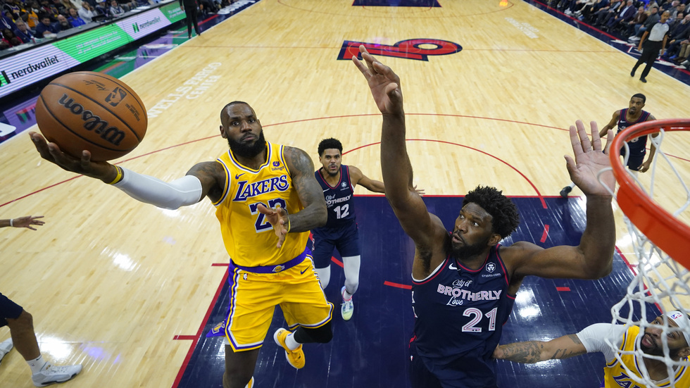Los Angeles Lakers, med LeBron James i laget, förlorade stort mot Philadelphia 76ers.