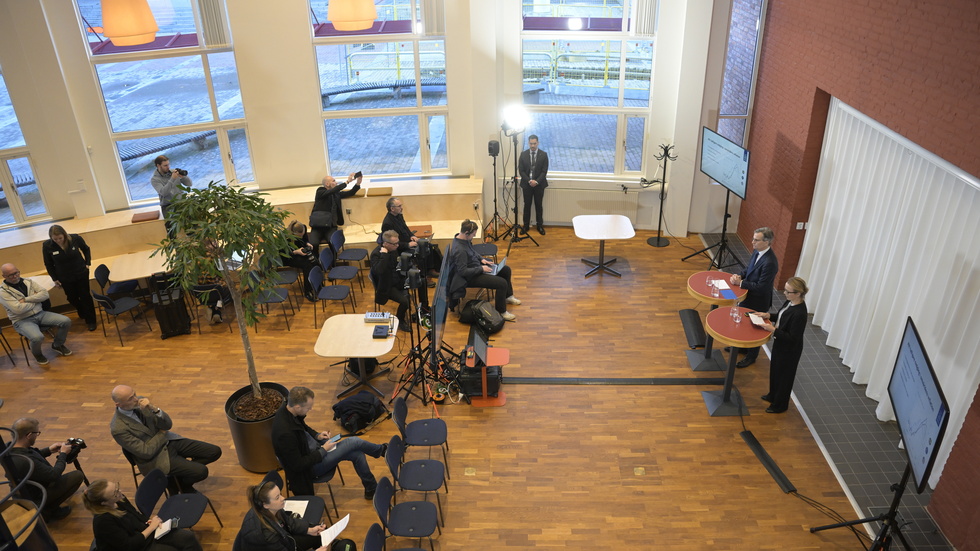 Riksbankschef Erik Thedéen och Åsa Olli Segendorf, chef avdelningen för penningpolitik, höll presskonferens om räntebeslutet på Jönköping Universitys högskolebibliotek.