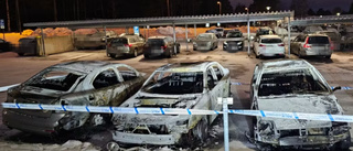 Polisen misstänker brott – flera bilar brann i Umeå