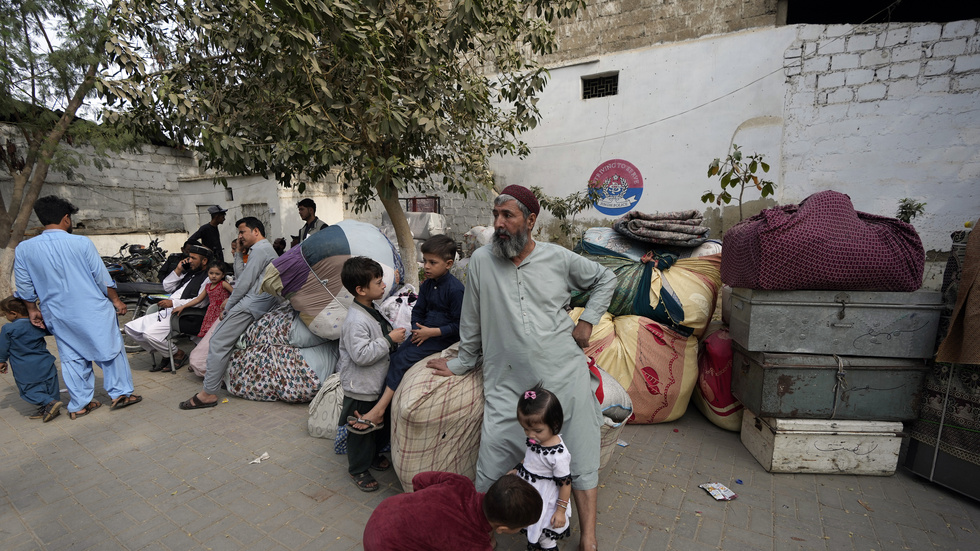 Karachi, i fredags: Afghaner väntar på att bli hämtade och förda till Afghanistan.