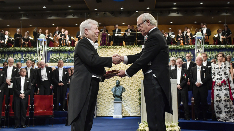 Richard Thaler, USA, tar emot Sveriges riksbanks pris i ekonomisk vetenskap till Alfred Nobels minne av kung Carl XVI Gustaf under Nobelprisutdelningen i Konserthuset i Stockholm 2017. Arkivbild.