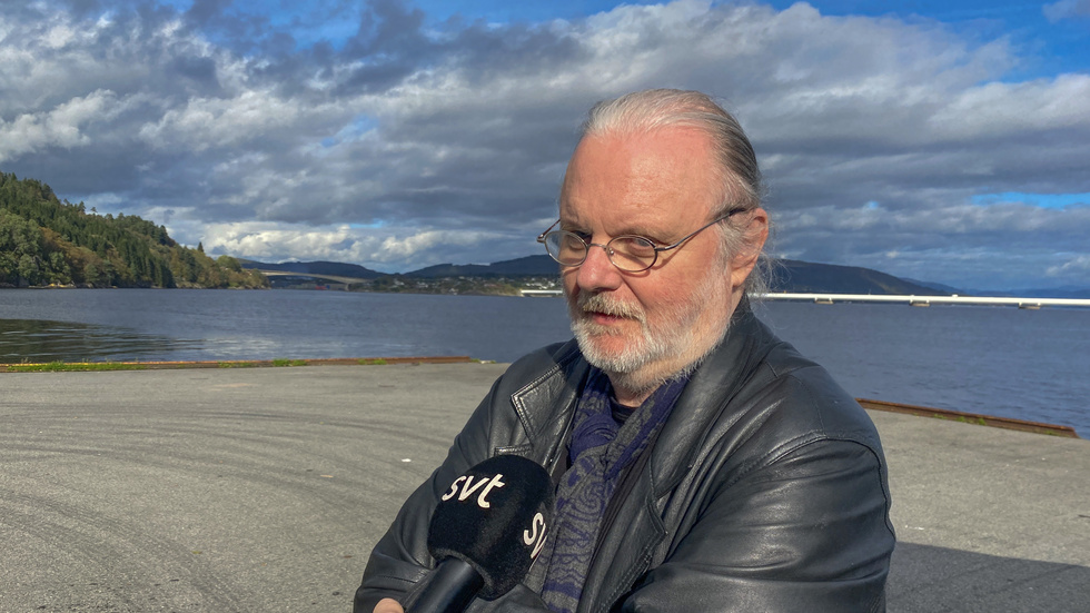 Jon Fosse möter pressen på en brygga i Frekhaug på norska Vestlandet.