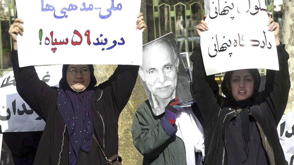 Narges Mohammadi har fört ett motstånd i Iran under lång tid. Här, till höger i bild, demonstrerar hon utanför en domstol i Teheran i januari år 2002, då flera aktivister ställdes inför rätta bakom stängda dörrar, som anklagade för samhällsomstörtande verksamhet.