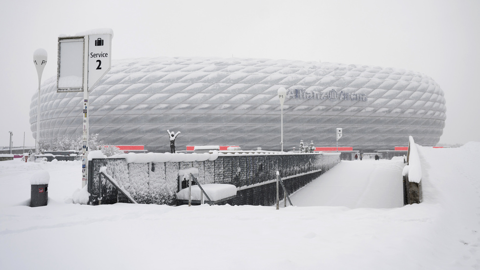 Bayern Münchens hemmaarena Allianz Arena inbäddad i snö. Lördagens match mellan Bayern och Union Berlin är därför uppskjuten.