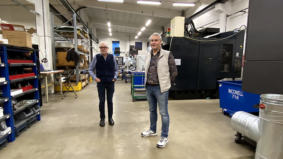 Det är ett familjeföretag där Victor Carlsson är tredje generationen som driver bolaget med stöd av pappa Lennart Karlsson. Ett företag som gått från att tillverka verktyg till plastindustrin till legotillverkning mot flyg- och rymdindustri bland annat. 