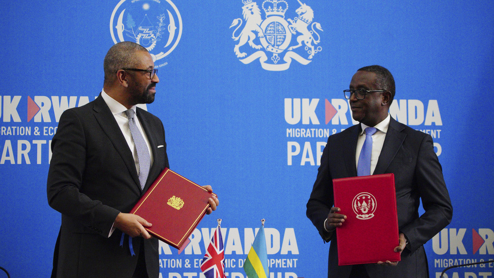 Avtalet undertecknades av den brittiske inrikesministern James Cleverly och Rwandas utrikesminister Vincent Biruta i Rwandas huvudstad Kigali.