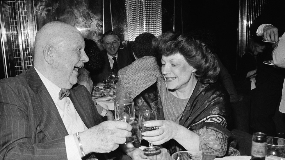 Kocken och tv-personligheten James Beard tillsammans med Regine på hennes klubb Regine's i New York 1978. Arkivbild.