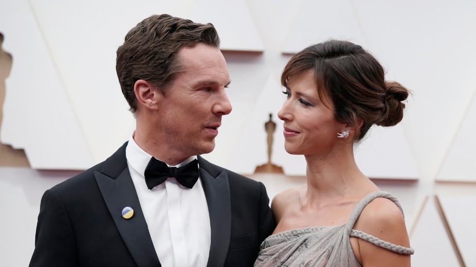 Benedict Cumberbatch tillsammans med hustrun Sophie Hunter på Oscarsgalan i Los Angeles. Cumberbatch var nominerad till en Oscar för sin roll i "The power of the dog" men priset gick till Will Smith. Arkivbild.