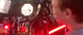 Här attackerar Darth Vader Norrans reporter – mitt under intervjun: ”Det händer inte varje dag”