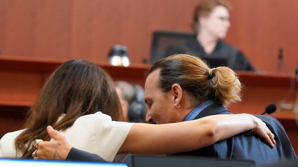 Johnny Depp och hans advokat Camille Vasquez, som själv blivit ett känt namn under de sex veckor som rättegången ägde rum i Fairfax, Virginia. Arkivbild.