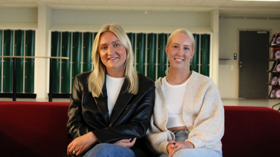 Ellen Nyström och Tilda Jonsson är båda med i studentkommittén på Vimmerby gymnasium. "Sammantaget är det många kostnader som man inte tänker på och när man lägger ihop allt blir det väldigt mycket", säger Ellen Nyström.