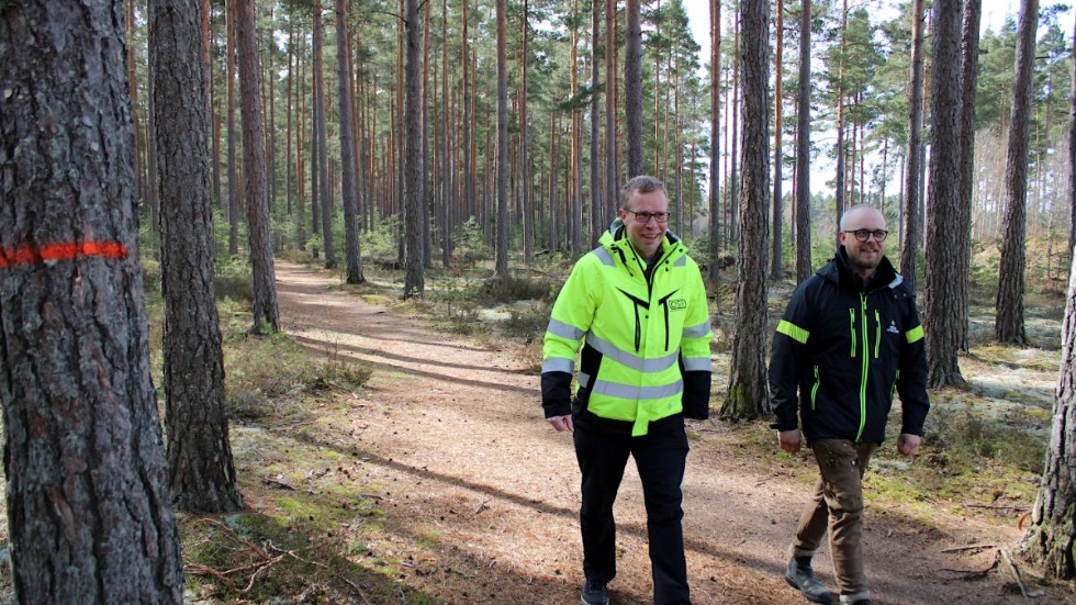 Jan Robertsson, skogsförvaltare på ÖSK, och Dennis Askervik, skogskonsulent på Skogsstyrelsen, berättade om försöket med hyggesfritt skogsbruk vid en pressträff på slätten i Hultsfred.