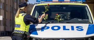 Boråsborna delar ut rosor till polisen