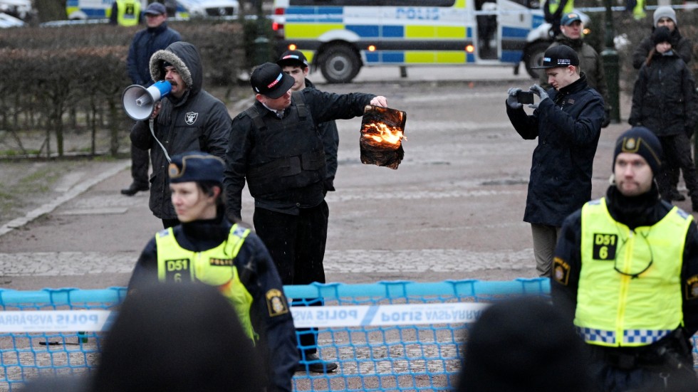"Paradoxalt sett så är båda parterna helt ense om att det här är en bra idé: 'Bränn du koranen dansk– så kan vi kasta sten på polisen!'"
