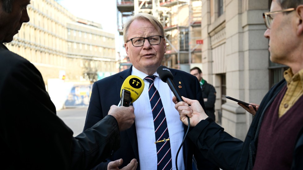 Försvarsminister Peter Hultqvist i samband med måndagens säkerhetspolitiska samtal.