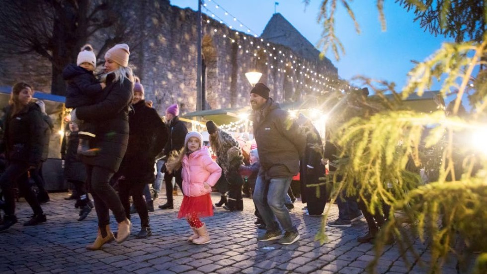 Dans runt granen på Stora Torget är tradition på Visby centrums julmarknad. 
