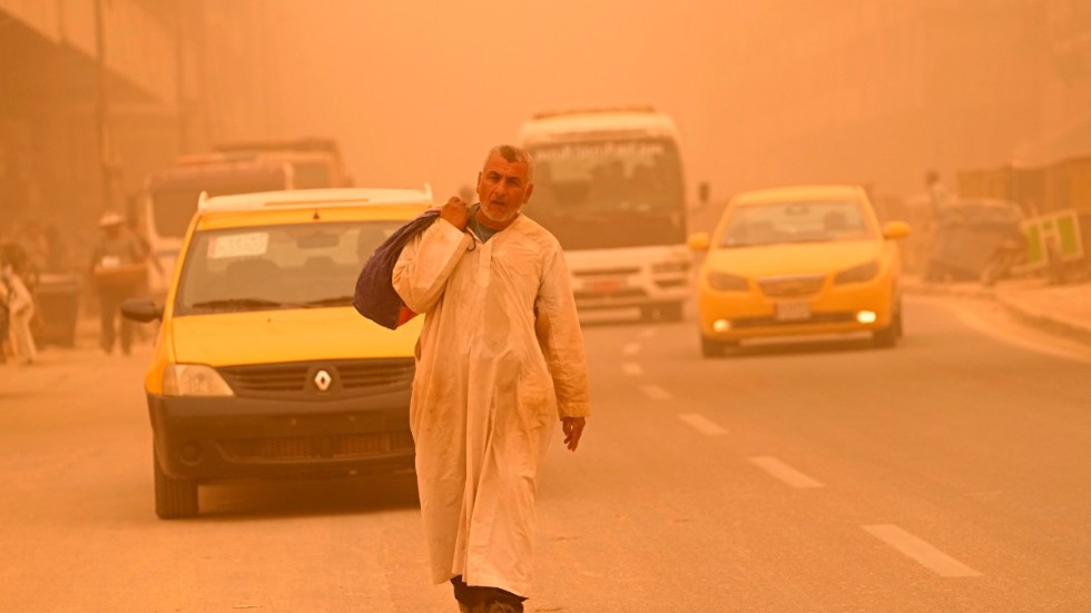 En man går längs en gata i Bagdad under en sandstorm i mitten av maj.