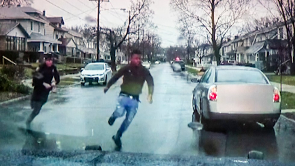 En bild från polisbilens kamera visar hur Patrick Lyoya försöker att fly från polisen.