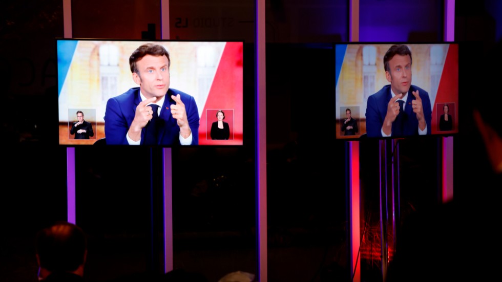 Tv-skärmar med Frankrikes president Emmanuel Macron under onsdagskvällens avslutande valdebatt.