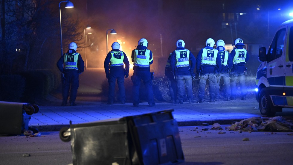 Stökigt i Malmö med bland annat stenkastning mot polisen i natt.