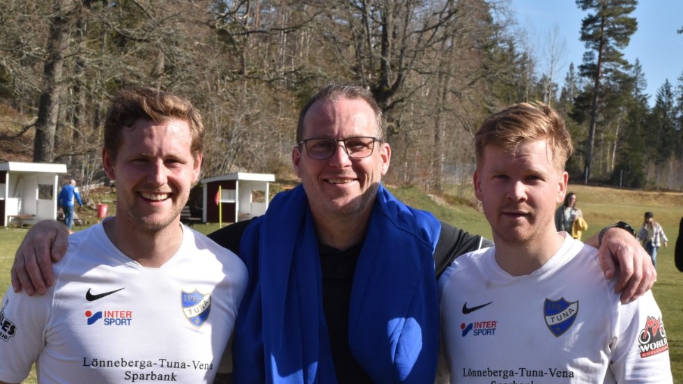 Glädje. Oskar Eriksson, Mattias Gustavsson och Victor Gustavsson fick fira seger för IFK Tuna i premiären. 