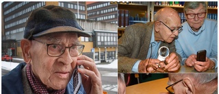 Eigil, 99, lär sig mobiltelefon på biblioteket: "Det är konstigt att man som äldre inte kan lära sig"
