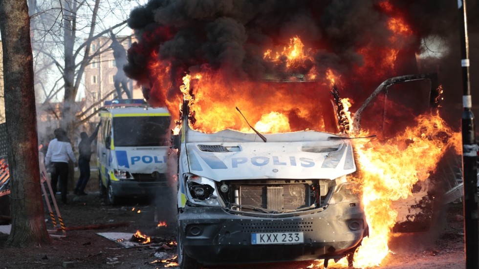 Tydligare kan polisens misslyckande knappast illustreras. Polisbuss brinner i Örebro.