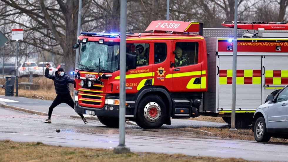 En man går till våldsam attack mot brandmännen i Norrköping på skärtorsdagen.