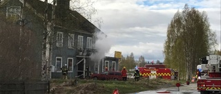 Brand i tvåvåningshus släckt