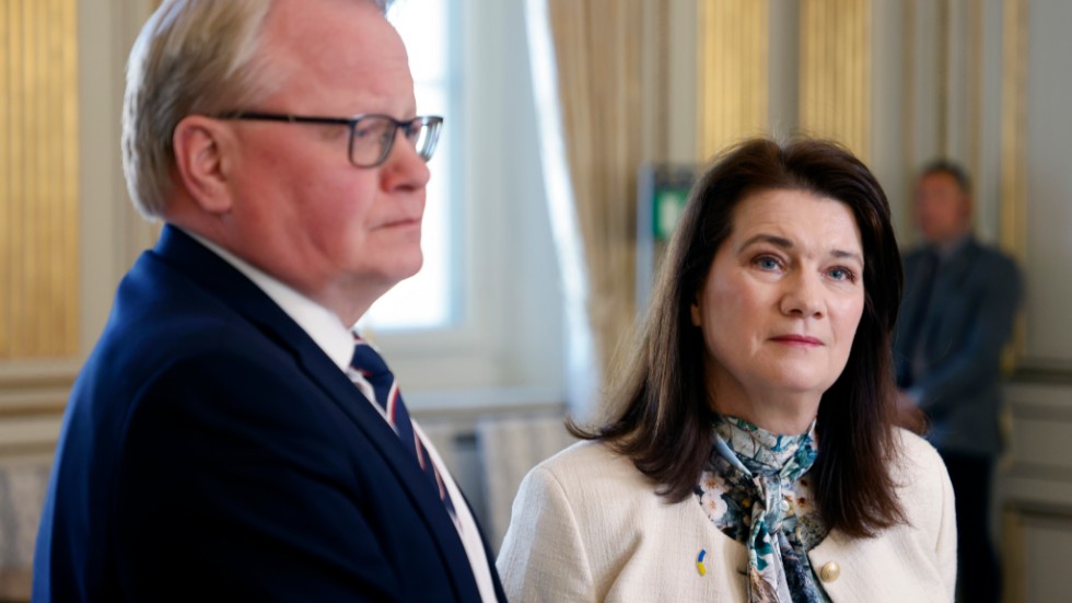 Försvarsminister Peter Hultqvist (S) och utrikesminister Ann Linde (S) under en pressträff efter ett säkerhetspolitiskt möte i april. Arkivbild.