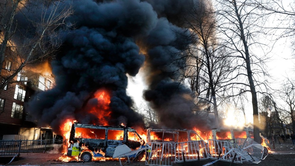 Polisbussar i brand vid upploppet i Sveaparken i Örebro i påskas. Arkivbild.