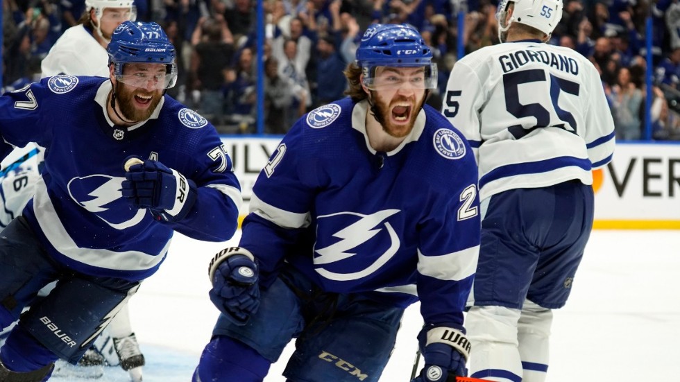 Tampa Bays Brayden Point (mitten) och Victor Hedman firar segermålet.