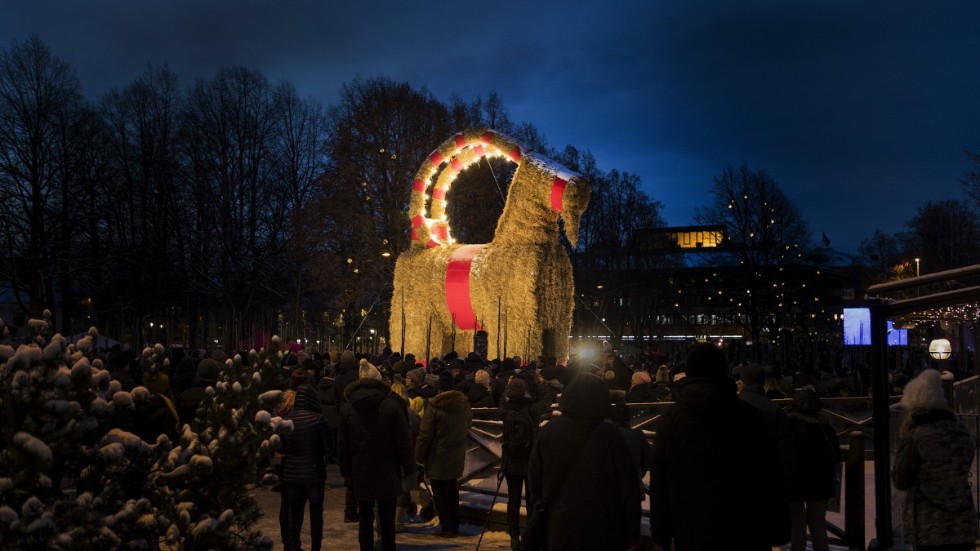 En man döms att betala 6|000 kronor i böter för att ha tänt eld på lilla Gävlebocken. På bilden syns den stora julbocken i Gävle under invigningen den 1 december i fjol.