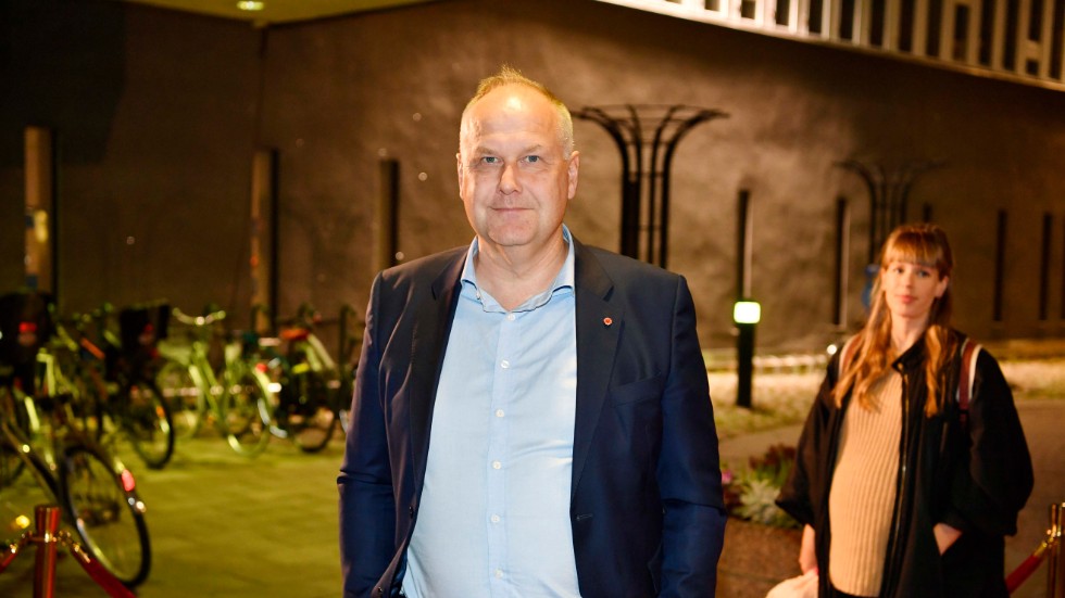 Vänsterpartiets partiledare Jonas Sjöstedt (V) anländer till SVT inför söndagens partiledardebatt i Agenda.