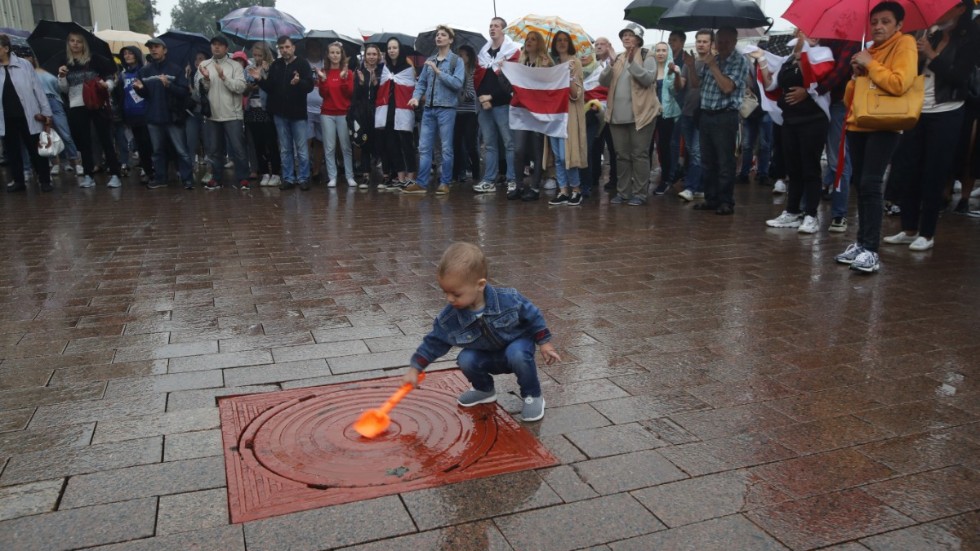 I Minsk har protesterna mot diktatorn Alexander Lukasjenko samlat gammal som ung.