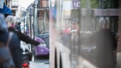 "Varför bussarna står en bit från busshållplatsen och väntar före avgång" 
