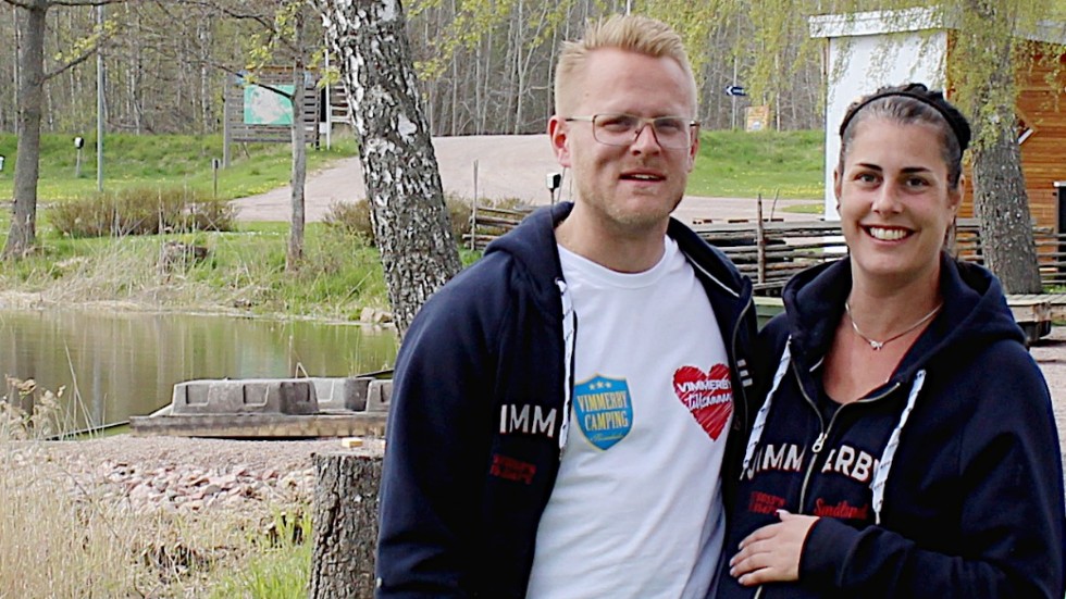 Campingägarna Hampus Thorstensson och Elisabeth Wolmeryd har lanserat sin nya affärsidé med en del hemlighetsmakeri. "Min kära sambo gillar att hypa saker" säger Elisabeth Wolmeryd.