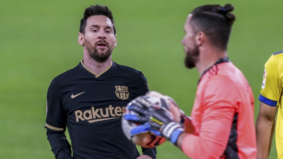 Cadizmålvakten Jeremias Ledesma greppar bollen framför Lionel Messi, vars Barcelona föll med 1–2.