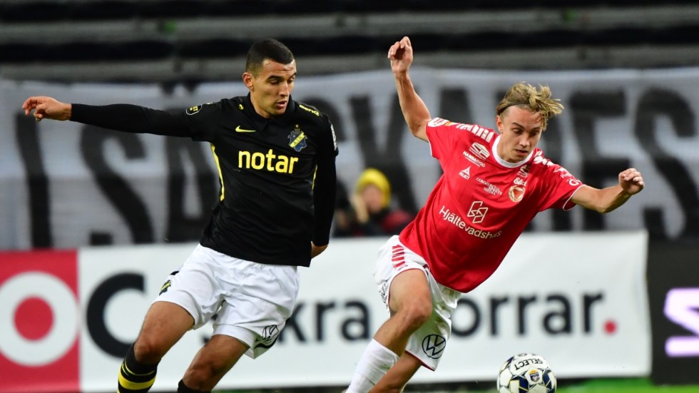 Kalmar FF:s Isak Magnusson, höger, jagas av AIK:s Nabil Bahoui.