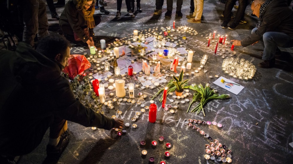 Människor samlades på Place de la Bourse i Bryssel på tisdagskvällen den 22 mars 2016 för att tända ljus, lämna blommor och minnas offren för terrorattentaten. Arkivbild.