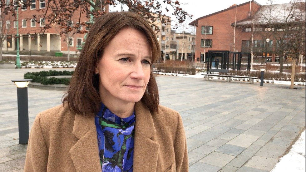 Skribenten vill att kommundirektör Kristina Sundin Jonsson förklarar varför skolchefen fick ett avgångsvederlag på över 1,4 miljoner kronor.