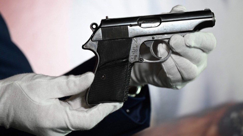 Pistolen som Sean Connery använde som James Bond i den första Bondfilmen har sålts för omkring 2,2 miljoner kronor. Arkivbild.