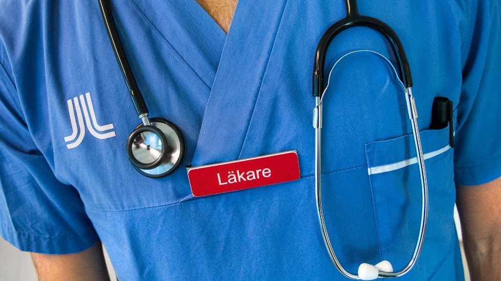 En läkare i Eskilstuna som dömts för hot mot tjänsteman får behålla jobbet hos Region Sörmland. Arkivbild.