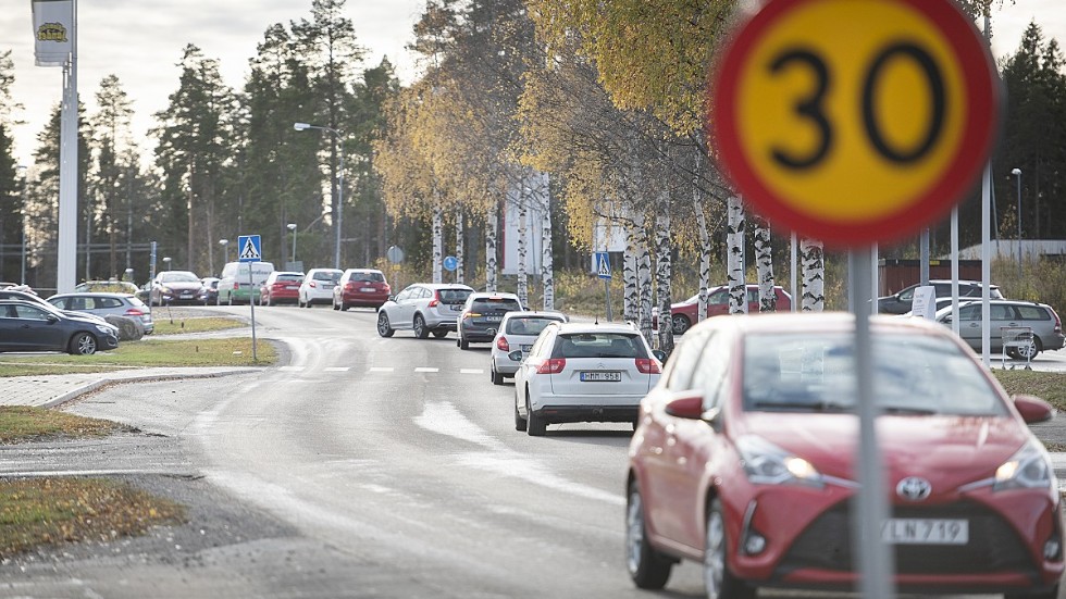 Skribenten har förslag på hur trafikflödet på Solbacken skulle kunna bli bättre.