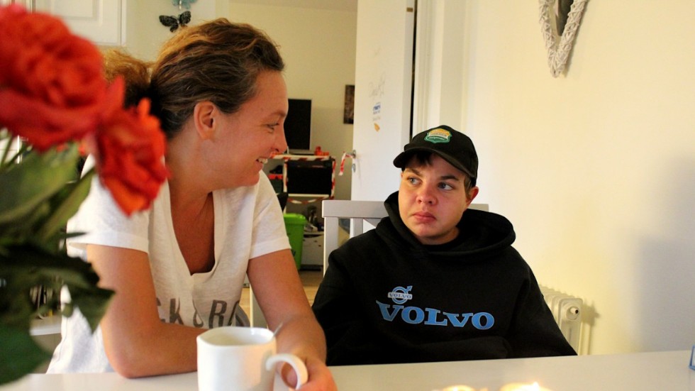Cecilia Edvinsson och David Frid, mor och son, hemma i Västervik. David friskförklarades fem år efter att hjärntumören upptäcktes 2008.