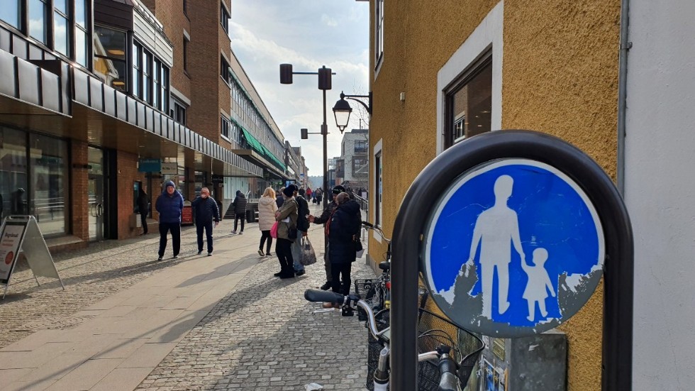 Polisen borde bötfälla cyklister som kör över Lilla Torget i Linköping, tycker insändarskribenten. 