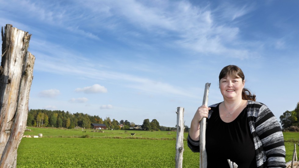 Annicka Gunnarsson har länge haft en tanke på att göra en trädgårdsloppis. Nu förverkligas den, och intresset är stort.