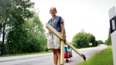 Därför går hon med ett träkors längs Upplands vägar