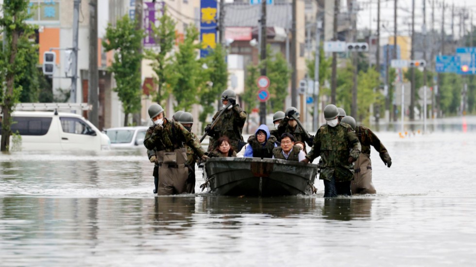 Räddningsoperationerna fortsätter på obestämd tid i södra Japan, där skyfallen inte upphört.