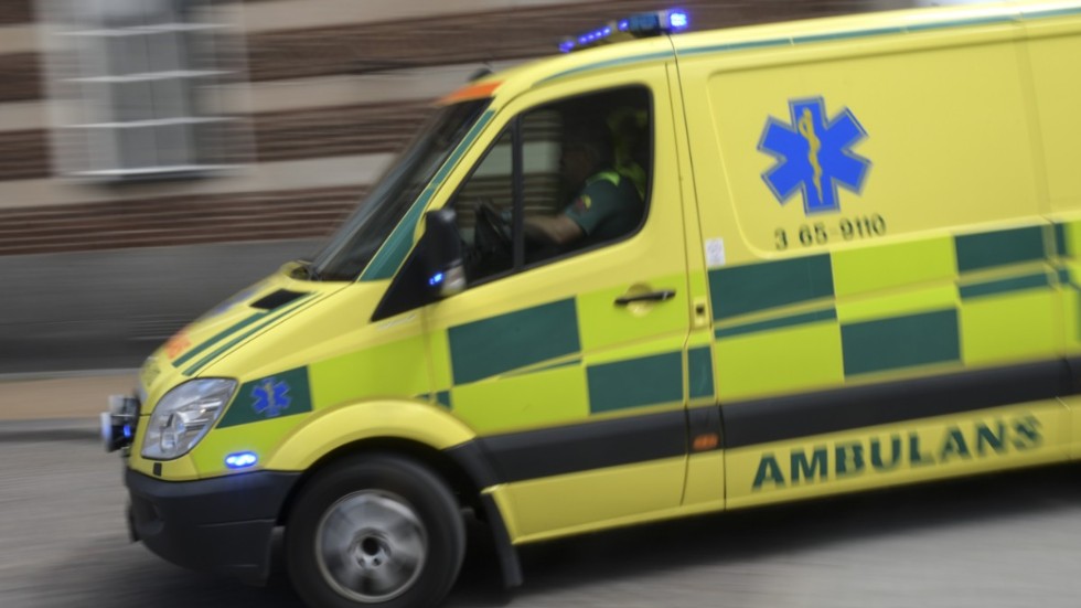 En ambulans på väg till sjukhus med en patient krockade med en personbil. Arkivbild.